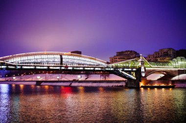 gece bir yaya köprü Nehri