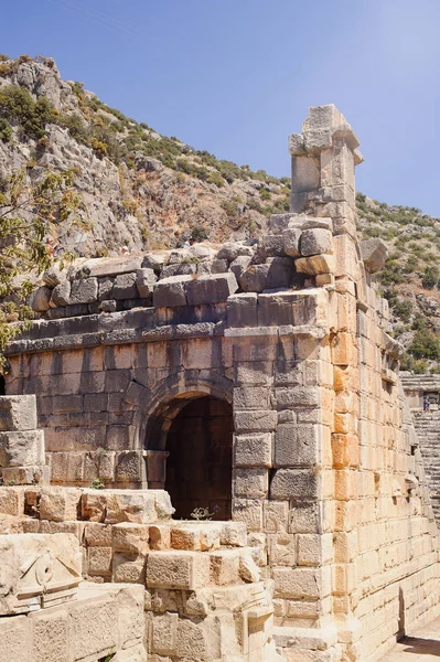 Antik taş kalıntıların