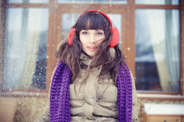 Retrato de invierno de una mujer hermosa — Foto de Stock