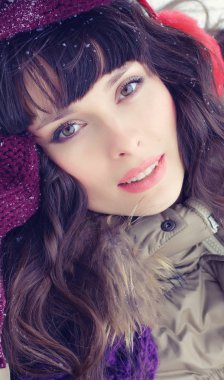 güzel bir kadın portresi kış