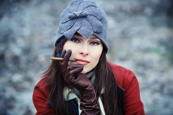 Mujer en sombrero con cigarrillo — Foto de Stock