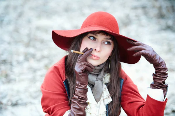 Mujer en sombrero con cigarrillo — Foto de Stock