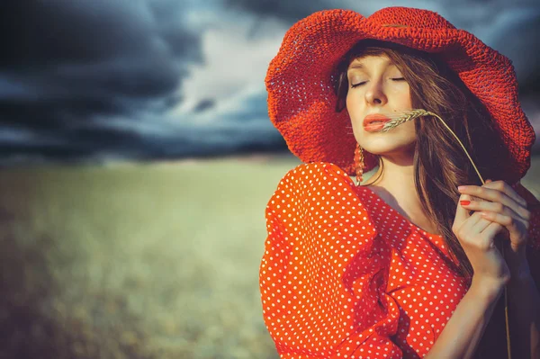 Kırmızı şapkalı güzel kadın — Stok fotoğraf