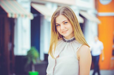 mavi gözlü sarışın şehir