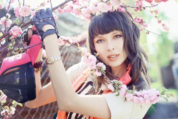 美しい桜の花とファッション女性 — ストック写真