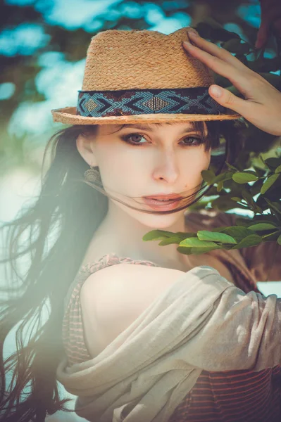 Belleza mujer en sombrero — Foto de Stock