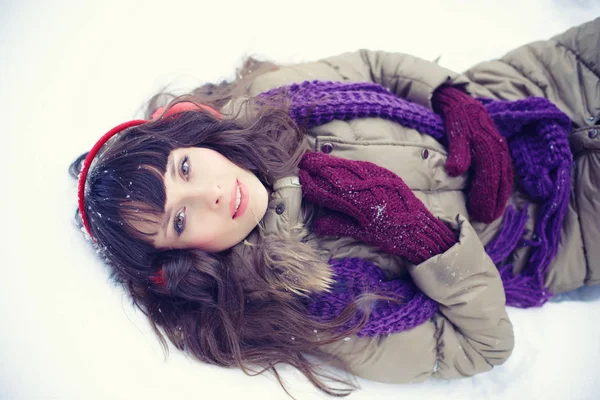 Retrato de invierno de una mujer hermosa —  Fotos de Stock