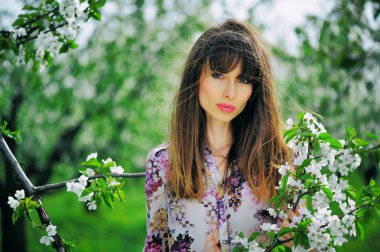 narin ve güzel kadın çiçekli bahçeleri