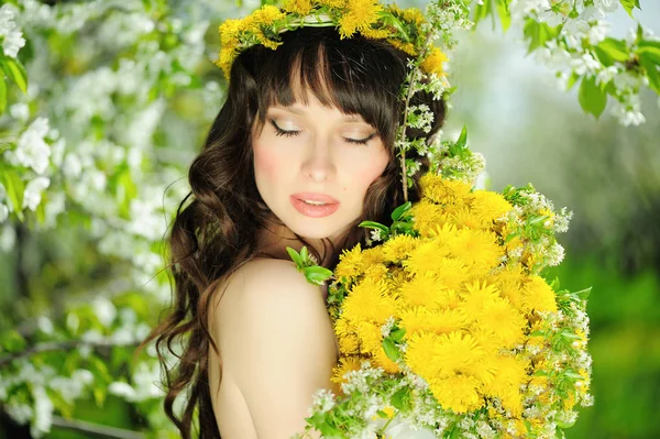 Mujer delicada y hermosa a los jardines de flores de primavera — Foto de Stock