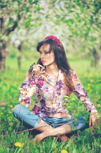 Нежная и красивая женщина цветущие сады — стоковое фото