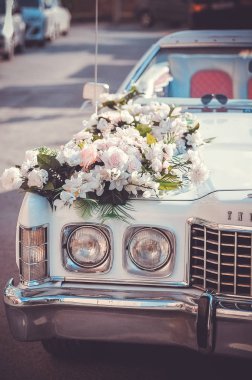 Çiçeklerle süslenmiş araba.