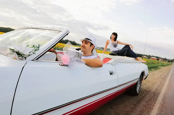 Belo casal apaixonado pelo carro — Fotografia de Stock