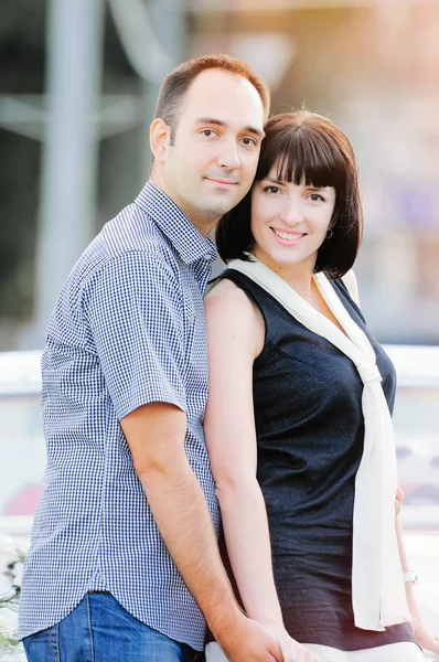 Feliz hombre y mujer sonriendo — Foto de Stock