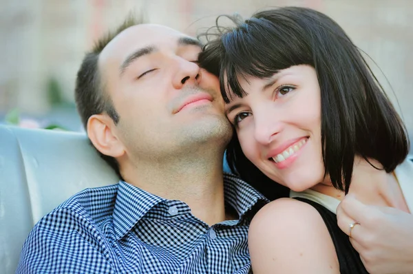 Feliz hombre y mujer sonriendo — Foto de Stock