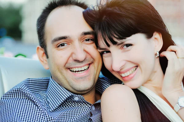 Feliz hombre y mujer sonriendo — Foto de Stock