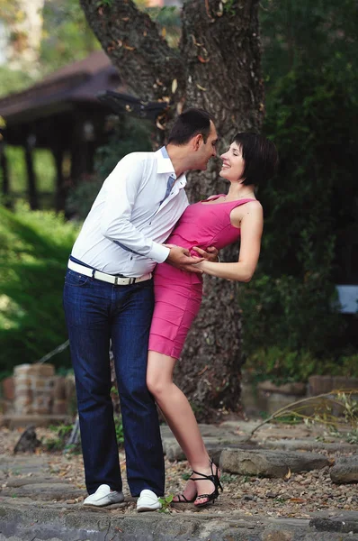 Hombre y mujer sonrientes abrazándose a la naturaleza — Foto de Stock