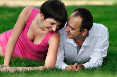 Çift çimenlerin üzerinde rahatlatıcı