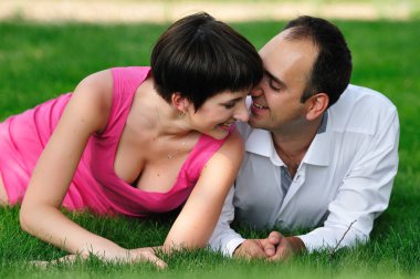 Çift çimenlerin üzerinde rahatlatıcı