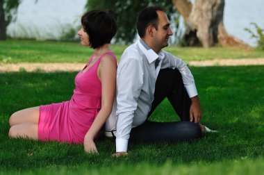 Çift çimenlerin üzerinde rahatlatıcı