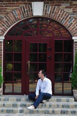 adam duvar altında oturuyor