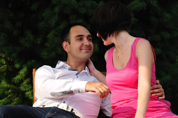 Feliz pareja sentada al aire libre — Foto de Stock