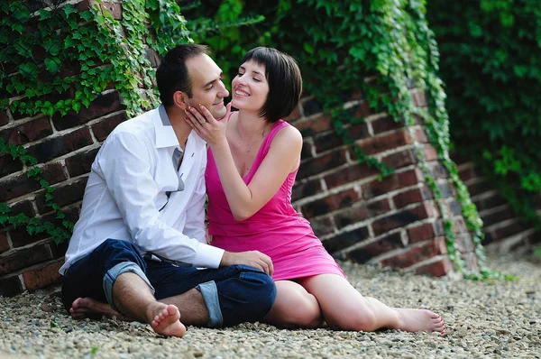 Pareja feliz al aire libre — Foto de Stock