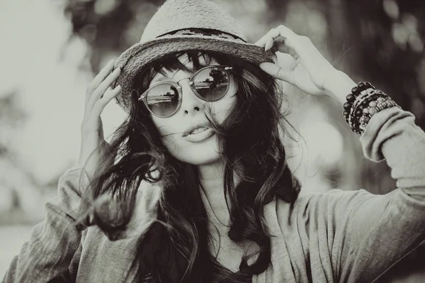 모자와 안경에 자유를 사랑 하는 여자 — 스톡 사진