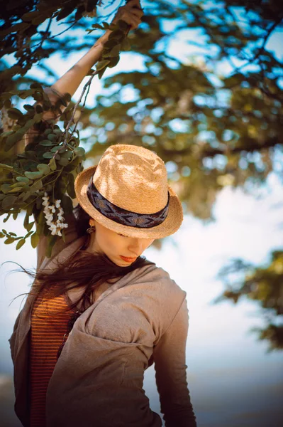 Vrijheid-liefhebbende vrouw in hoed — Stockfoto