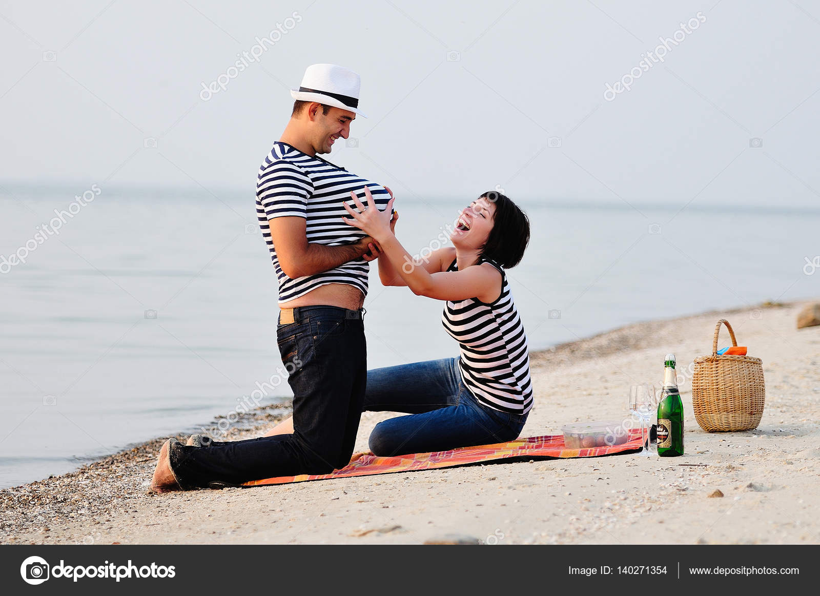 Couple Assis Sur La Plage Avec La Pastèque Photographie