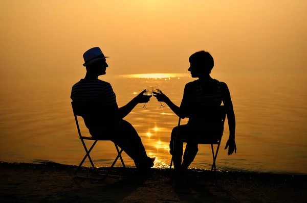 夫妻坐在海滩与酒 — 图库照片