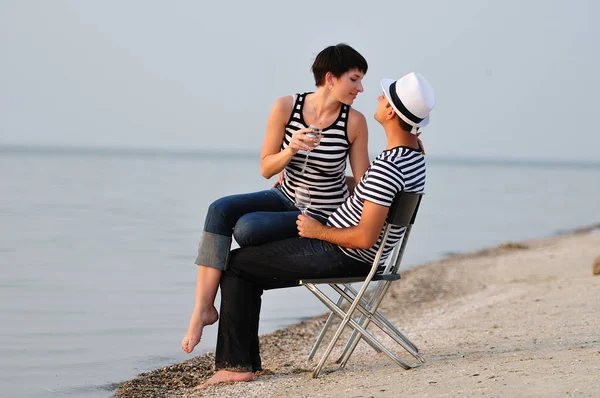 Şarap ile sahilde oturan Çift — Stok fotoğraf