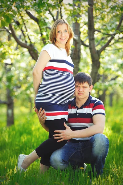 Pareja joven embarazada —  Fotos de Stock