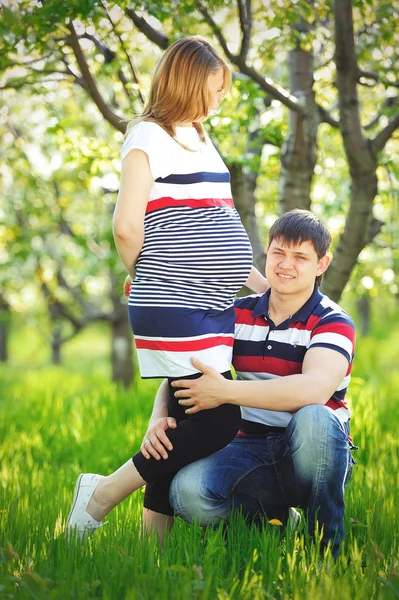 Młoda para w ciąży — Zdjęcie stockowe