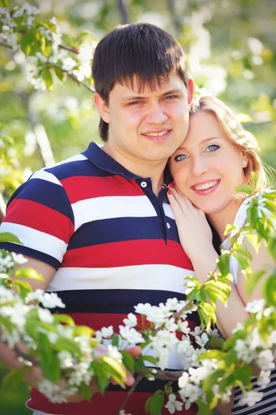 Joven pareja en la primavera — Foto de Stock