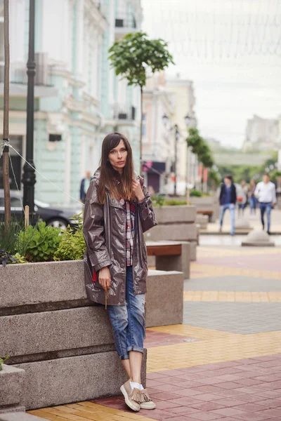 Sad woman walking in the city — Stock Photo, Image