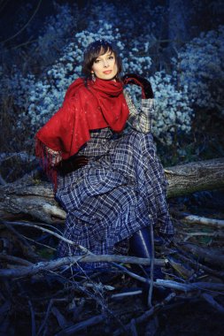 Kışın ormandaki güzel kadın