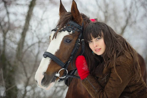 Bela mulher com cavalo no inverno — Fotografia de Stock