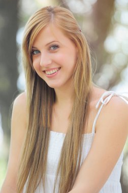 Güzel gülümseyen genç kadın