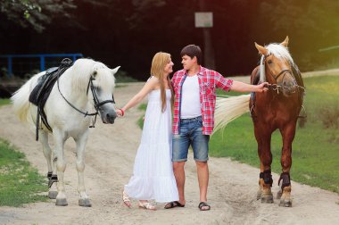 Genç çift ATI ile yürüyüş