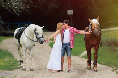 Genç çift ATI ile yürüyüş