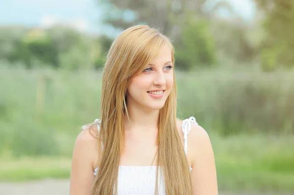 Bela sorrindo jovem mulher — Fotografia de Stock