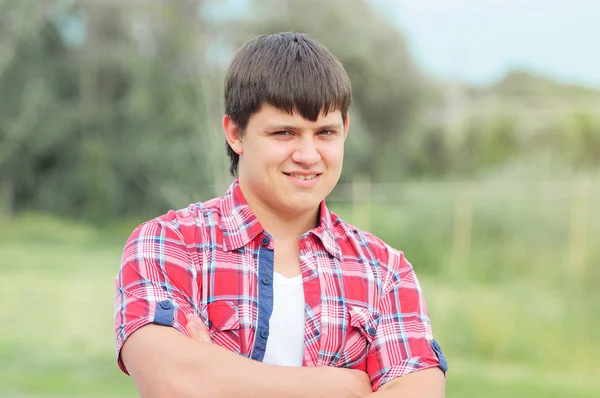 Junger Mann im karierten Hemd — Stockfoto