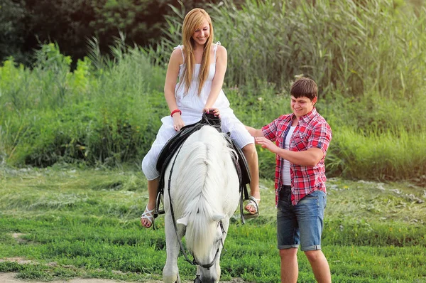 Jovem casal a cavalo — Fotografia de Stock