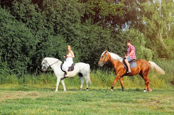 Jovem casal a cavalo — Fotografia de Stock