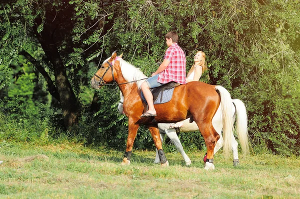 Jovem casal a cavalo — Fotografia de Stock