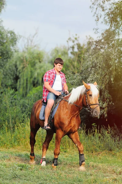 Jovem em forma homem em um cavalo — Fotografia de Stock