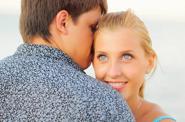 Pareja romántica abrazándose en la naturaleza — Foto de Stock