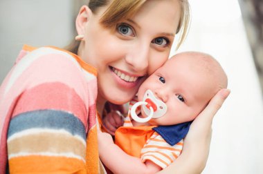 genç bir çocuk ile anne