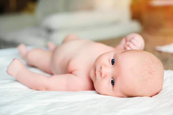 Infant liggande på sängen — Stockfoto