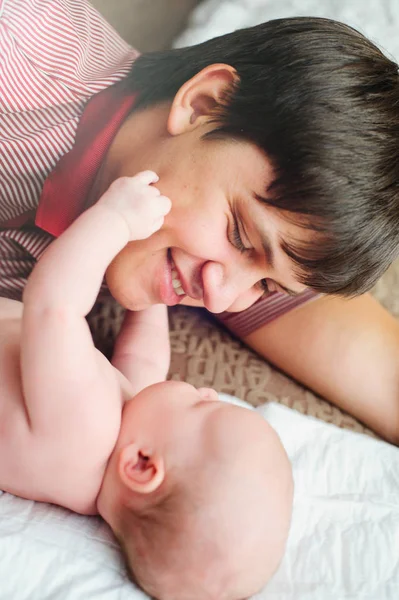 Jeune papa avec un bébé — Photo